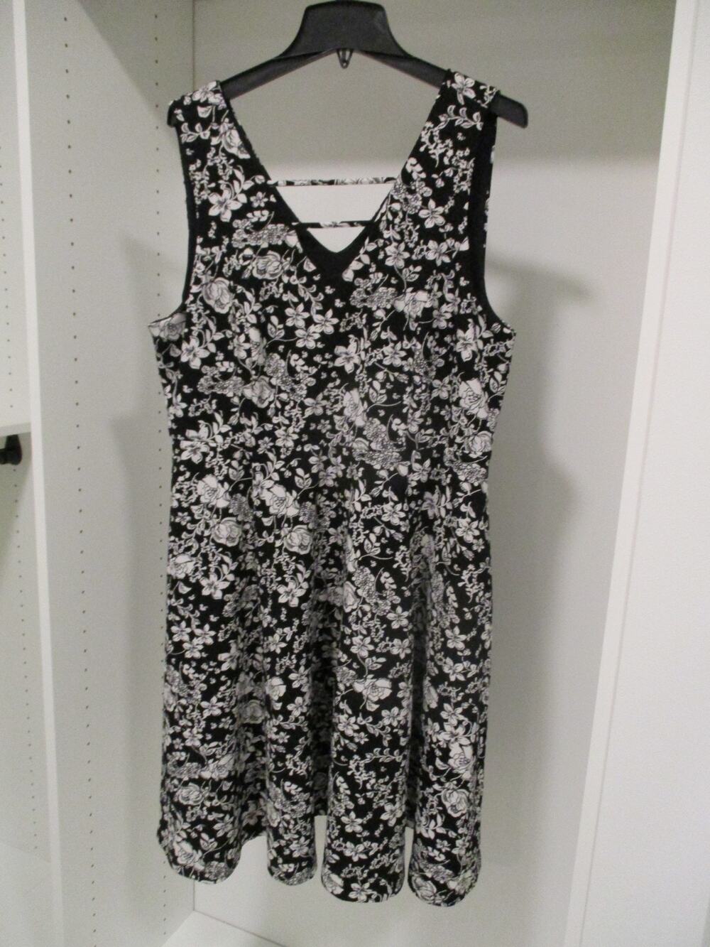 TORRID BLACK WHITE FLORAL SLEEVELESS DRESS SIZE 1 (14-16)